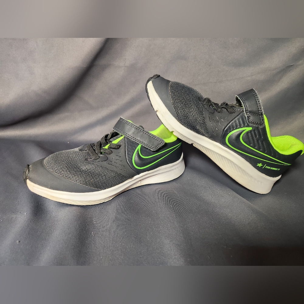 Nike size 1 year tennis shoe